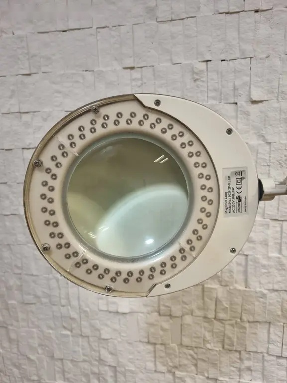 Kosmetická Lampa s lupou a stojanem - 4