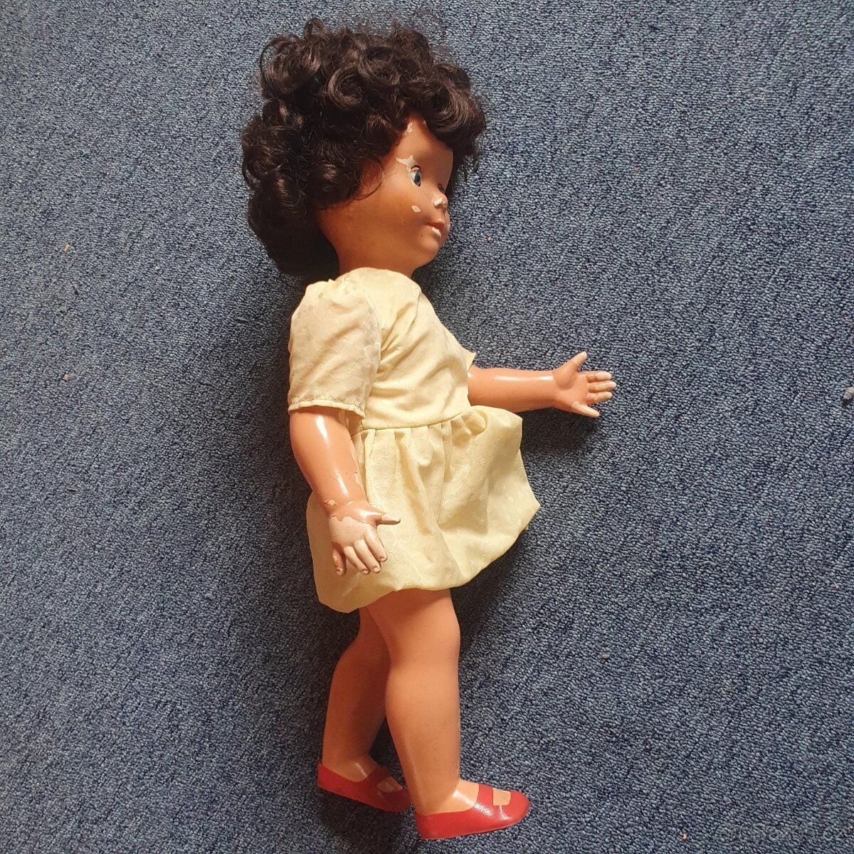 Stará panenka brečící. mrkací , chodící HAMIRO z 60 -70 let - 4