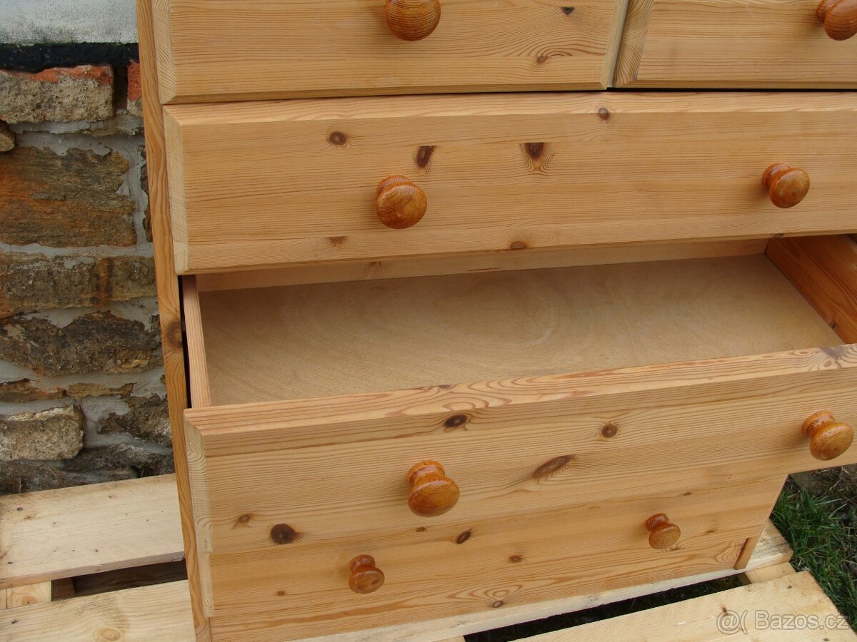 Masivní dřevěná komoda - 4