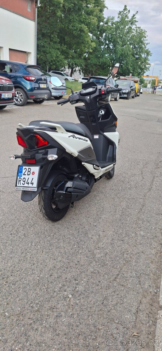 Suzuki Avenis - 4