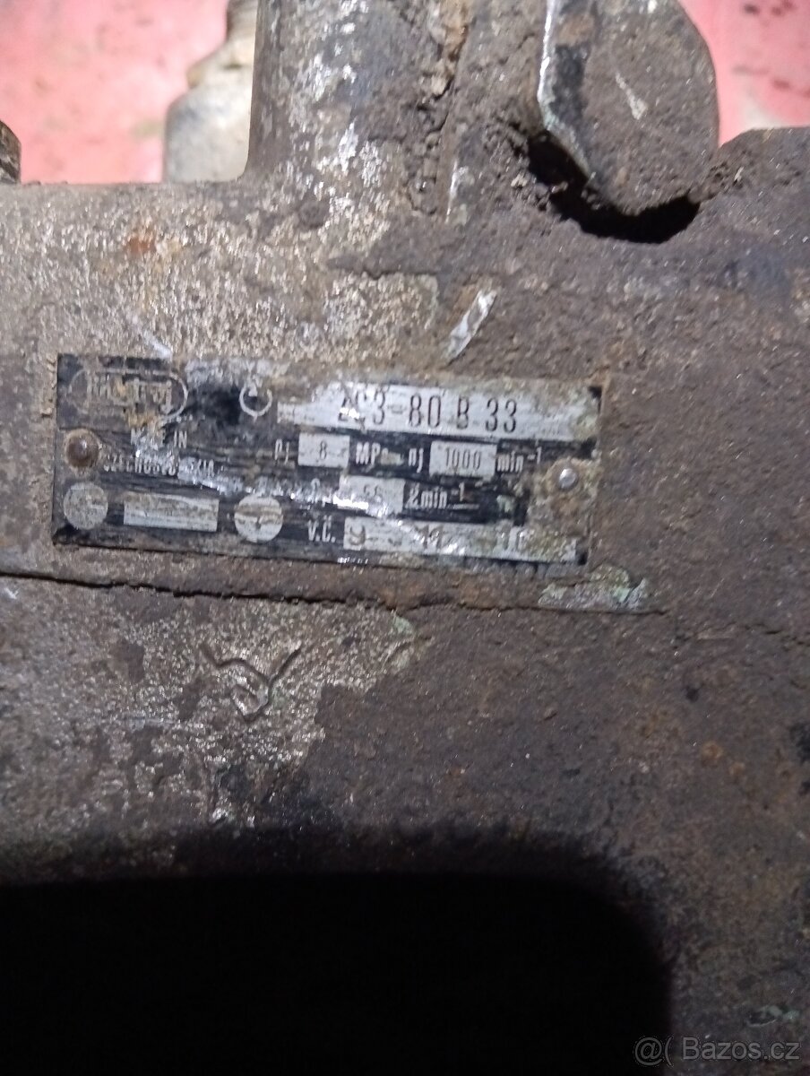 Čerpadlo hydrauliky Praga P V3S - 4
