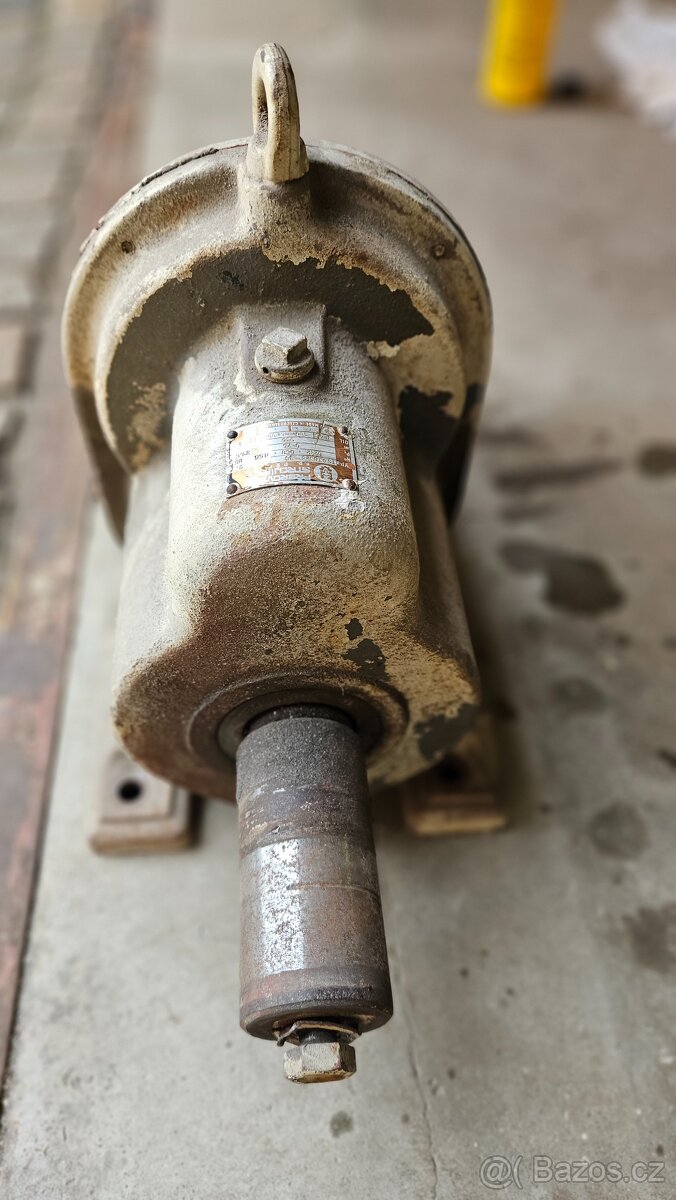 Elektromotor z převodovkou - 4