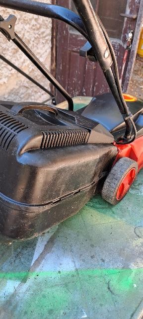 Prodám elektrickou sekačku na trávu Nová cena 300,- Kč - 4