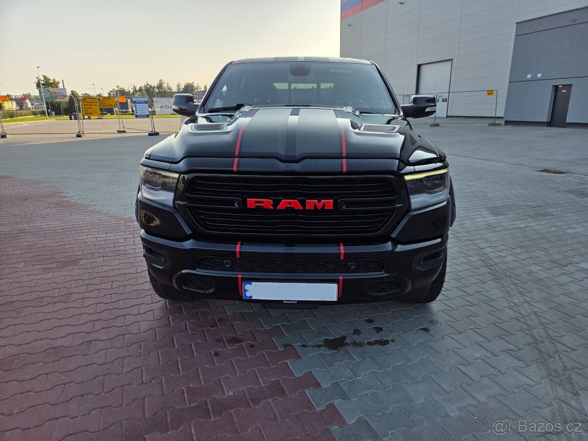 DODGE RAM 1500 LARAMIE 5.7 HEMI V8 401PS FULL LED KOLESO 22