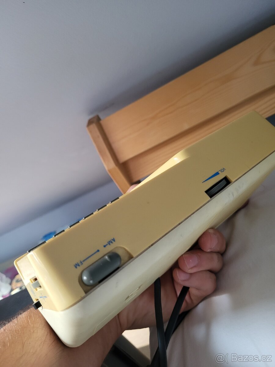 Starý budík s rádiem - 4