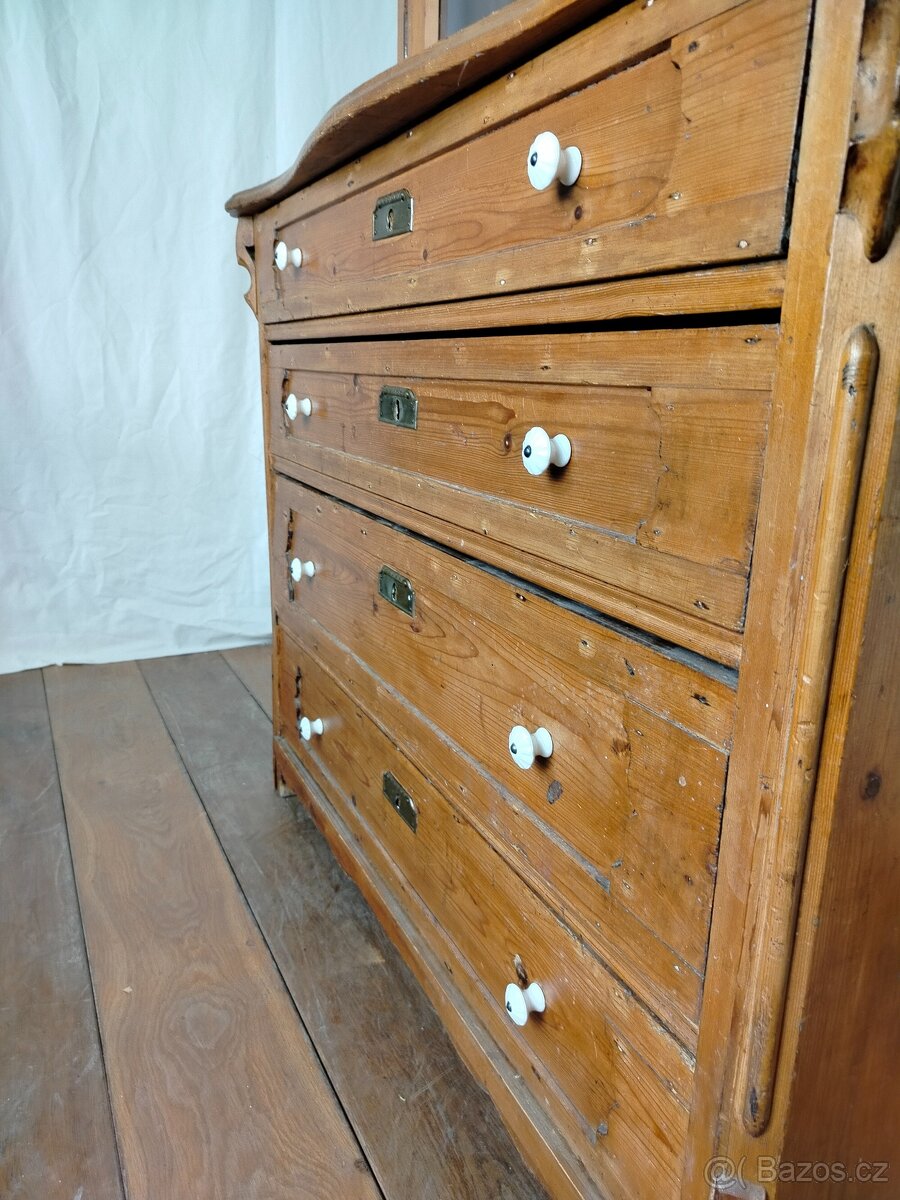 Starožitný kuchyňský kredenc - 4