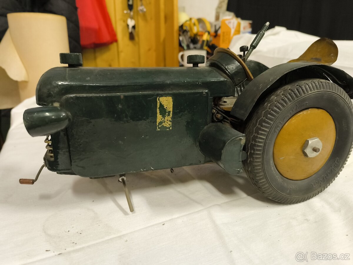 Starý model traktoru Zetor 25 - 4