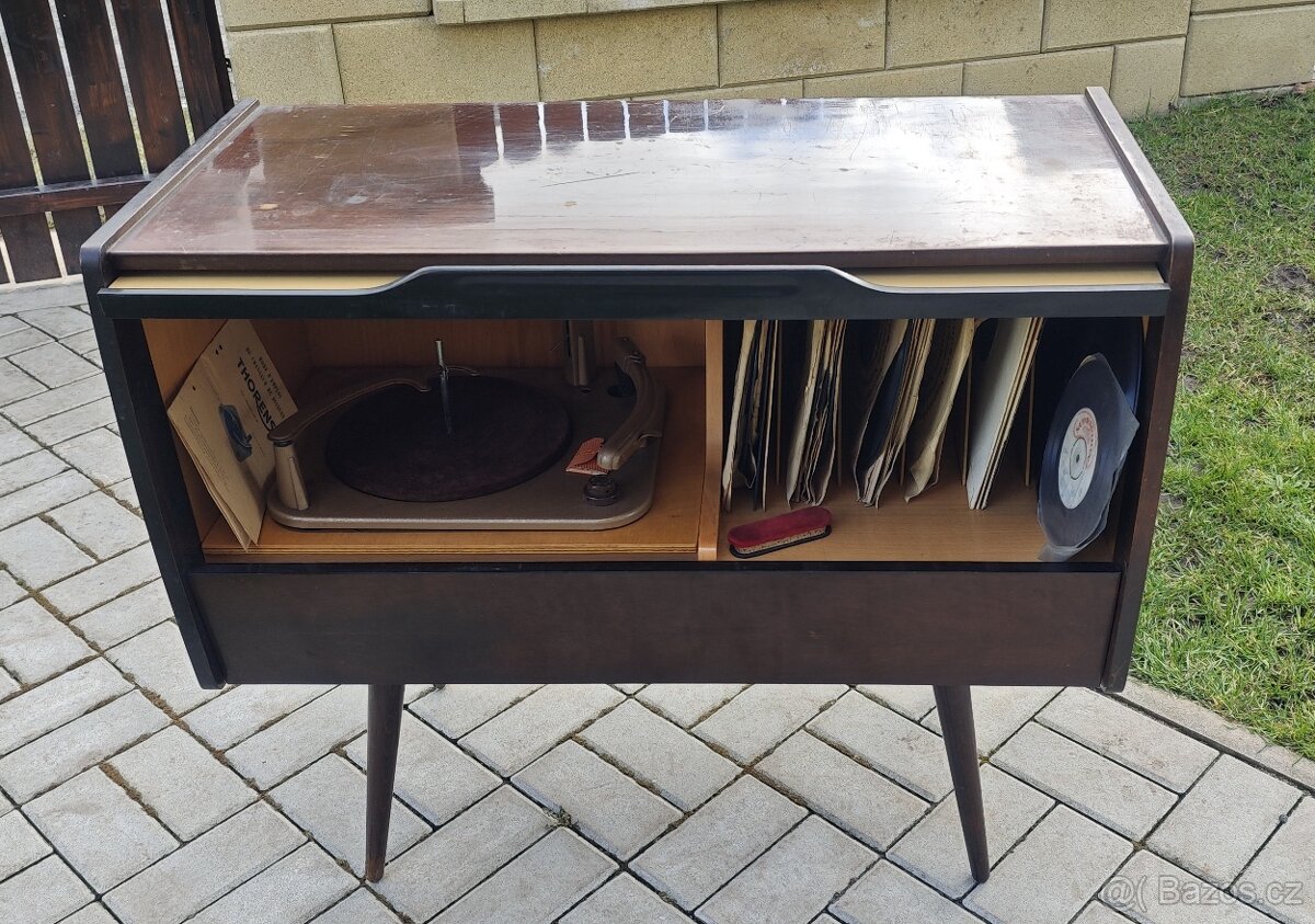 Gramofon se skříní a LP deskami - 4