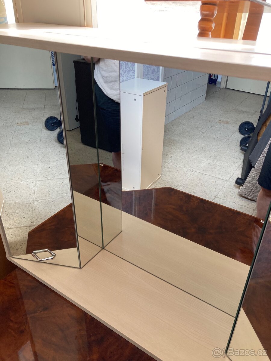 Koupelnová skříňka se zrcadlem - 4