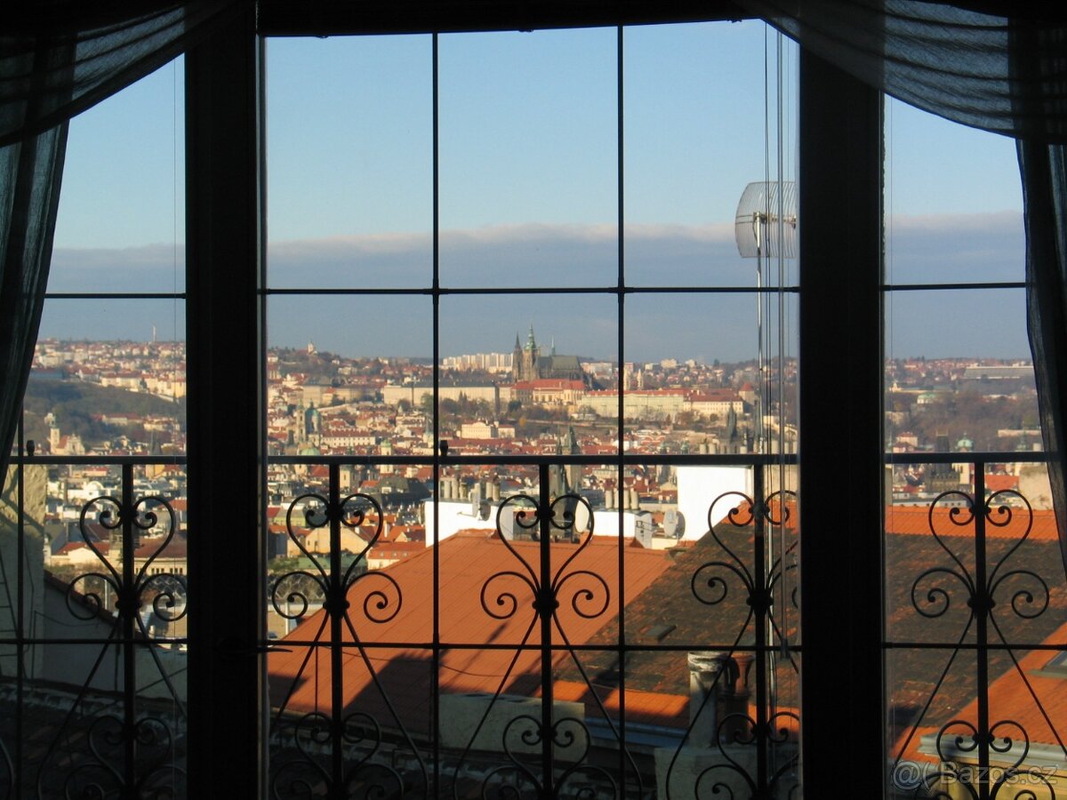 Byt u Riegrových sadů - výhled na Hradčany a okolní střechy - 4