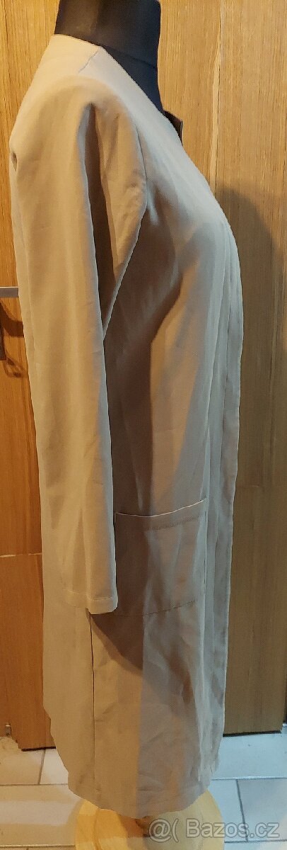 Dlouhý lehký kabát. - 4