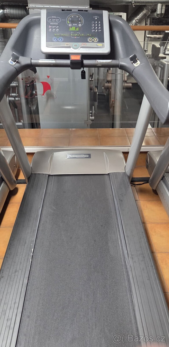 Prodám tři běhací pásy Technogym - 4