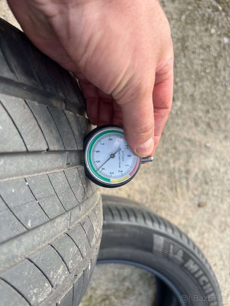Pneu 235/55/18 - 4