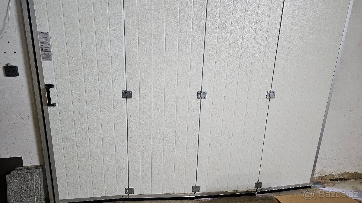 Garážová sekční vrata Lomax s elektrickým pohonem REZERVACE - 4