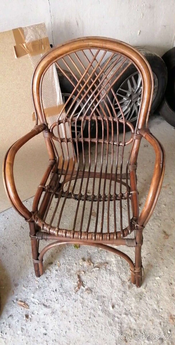 Proutěné křeslo a stůl - 4