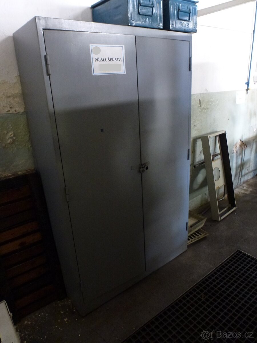 velká plechová skříň - 4
