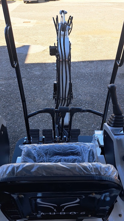 Minibagr Tauros T15K - 4