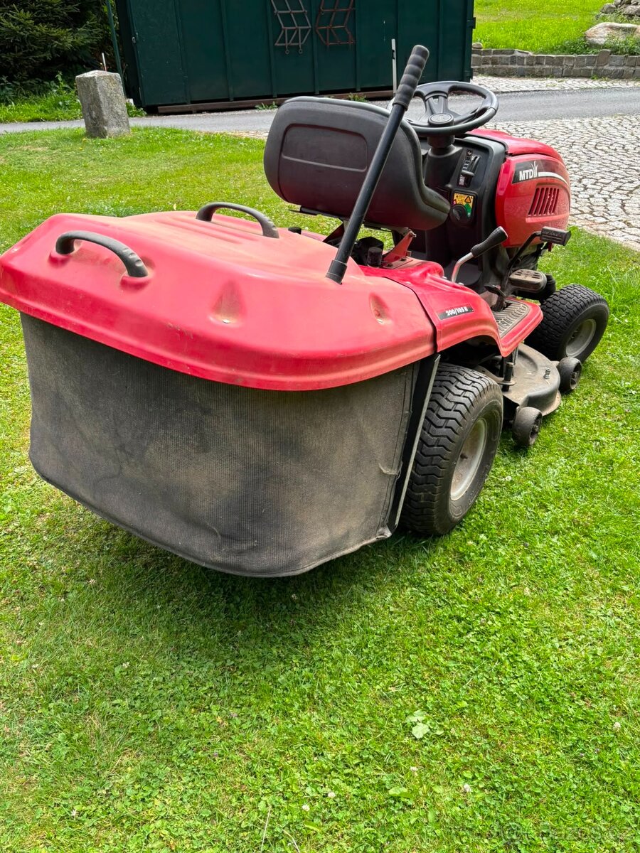 Zahradní traktor MTD - 4