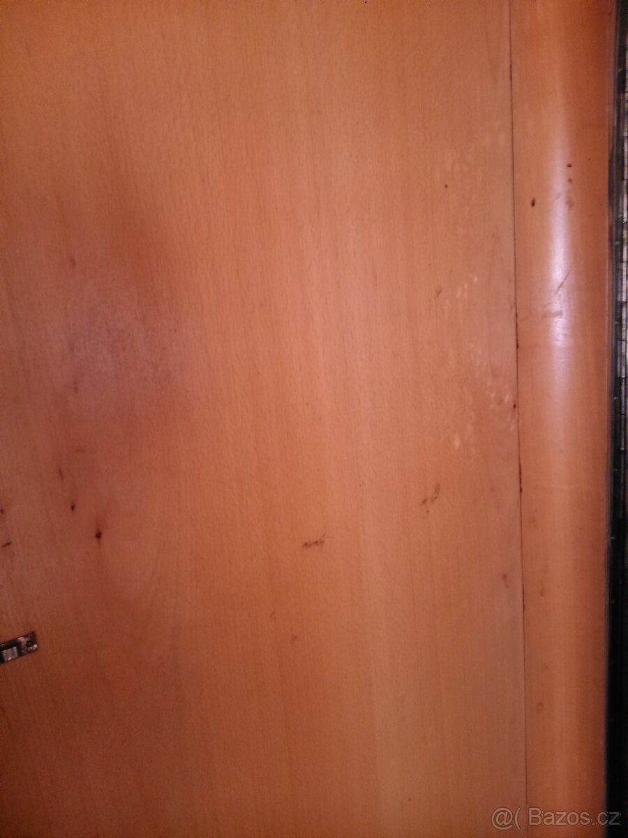 Velká dřevěná šatní skříň - 4