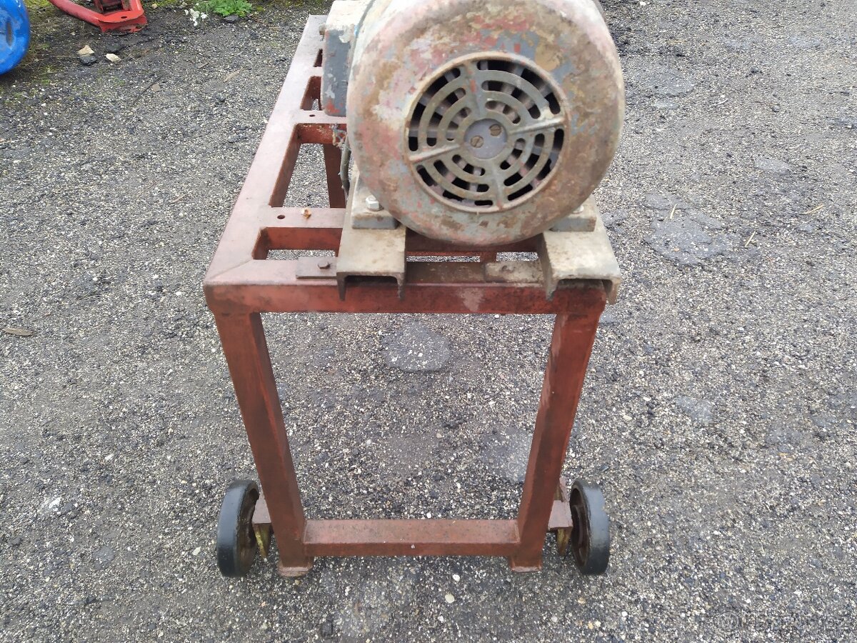 Kuželový stípač dřeva 2,2 kW, 380 V, se stolkem, na dřevo - 4