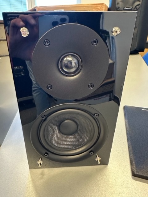 Regálové reproduktory ve vysokém klavírním lesku Pioneer - 4