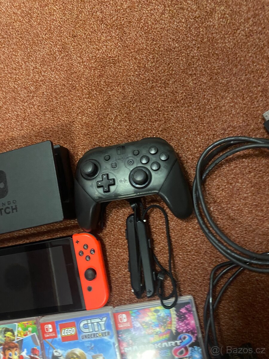 Nintendo Switch (1. generace) + Pro Controller + 4 hry - 4
