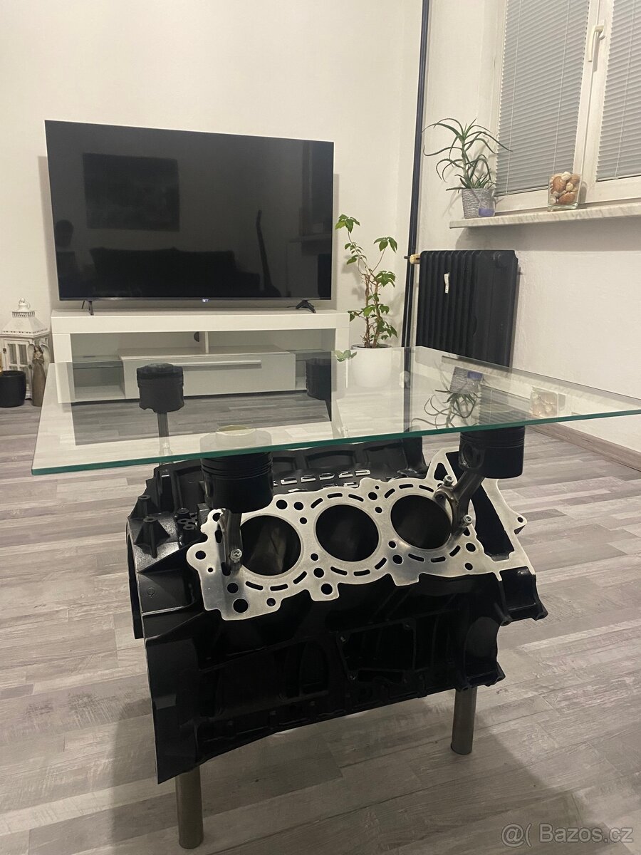 Stůl z bloku motoru Mercedes-Benz V6 - 4