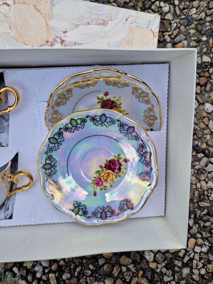 Krásná sada perleťových porcelánových hrníčků s podšálky - 4