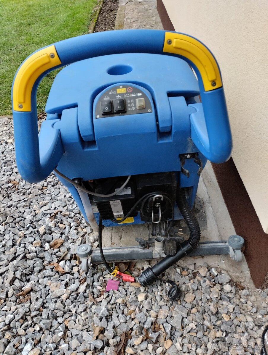 Profesionální podlahový mycí automat Nilfisk - 4