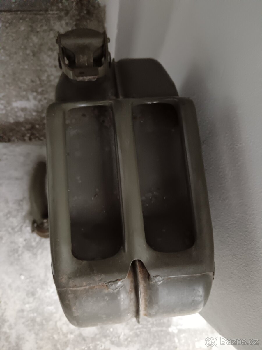 Plechový kanystr 20l s nálevkou - 4