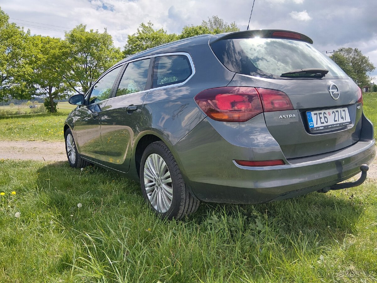 Opel Astra J Sport Tourer - 4