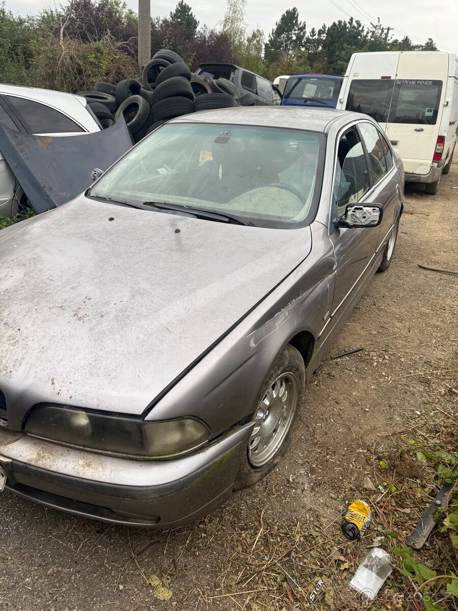 Prodám BMW E39 na díly - 4
