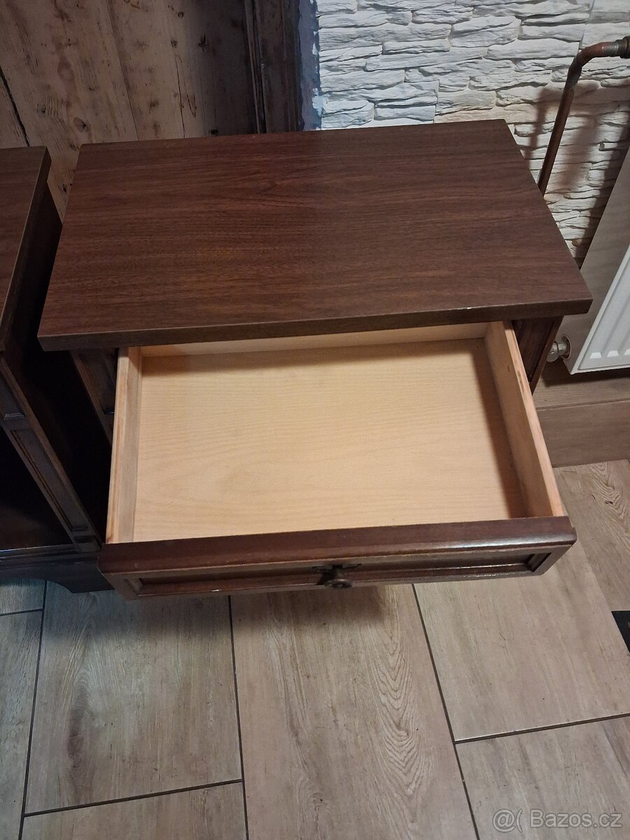 Masivní noční stolky - 4