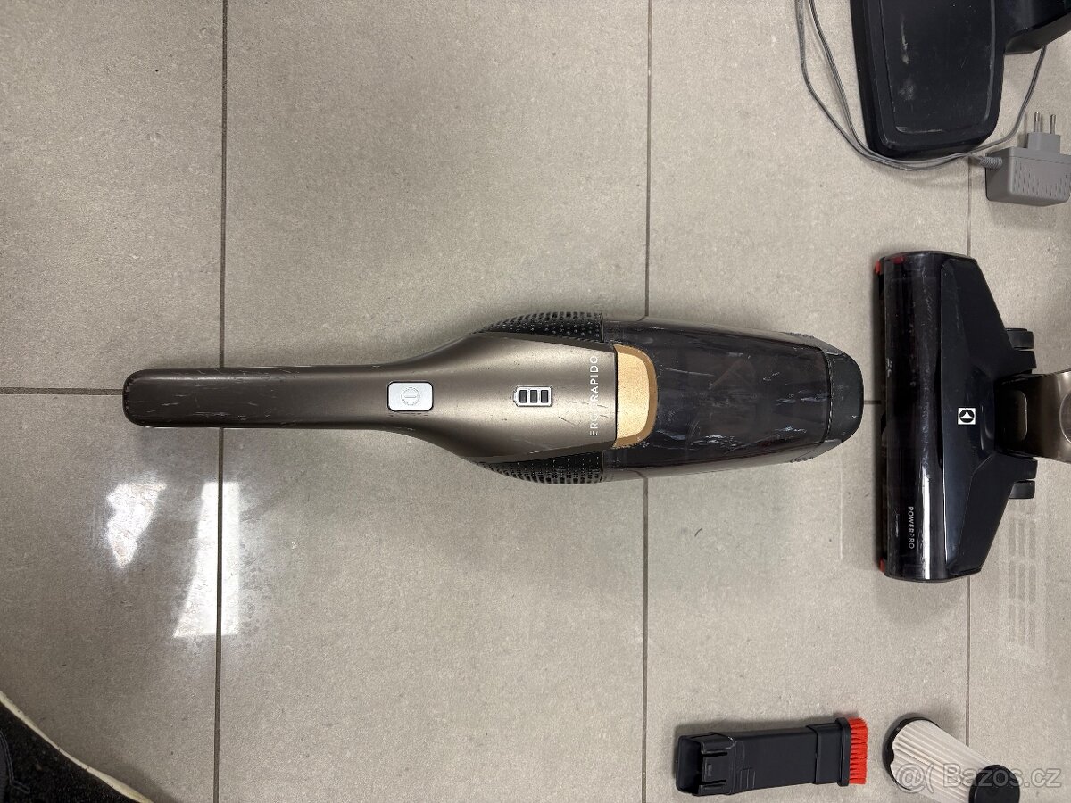 Vysavač tyčový Electrolux EERC72EB - 4
