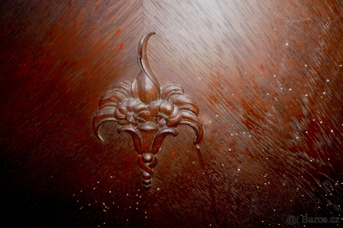 1.REPUBLIKA-STARÁ ČELA POSTELÍ S ERBY - 4