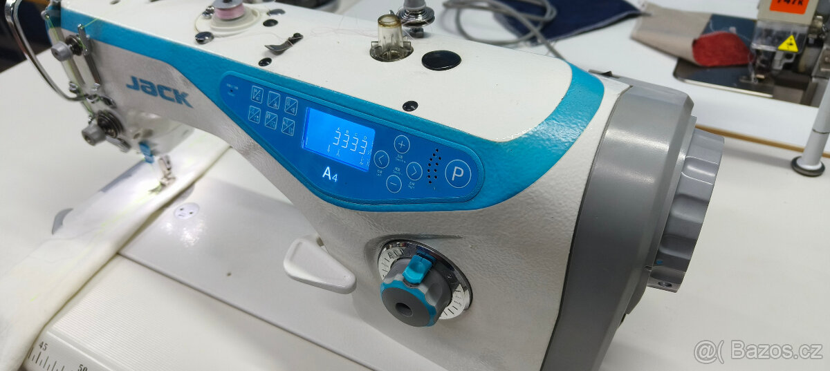 Průmyslový automatický šicí stroj Jack A4 - 4