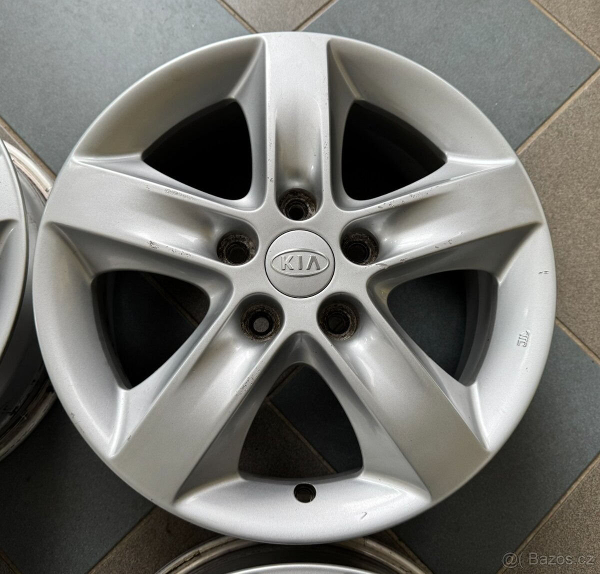 originální alu kola Kia 16", rozteč šroubů 5x114,3 - 4