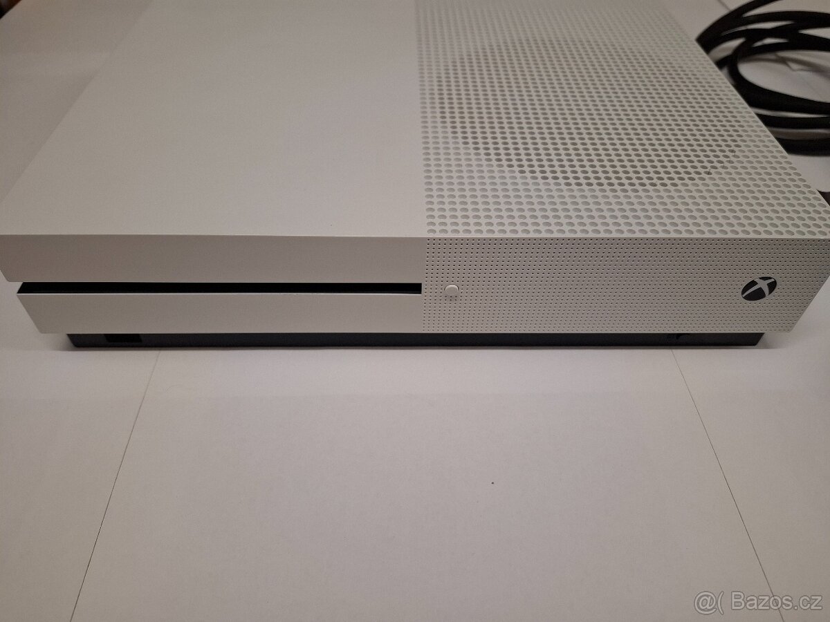 Xbox One S 500gb + 2hry - 4