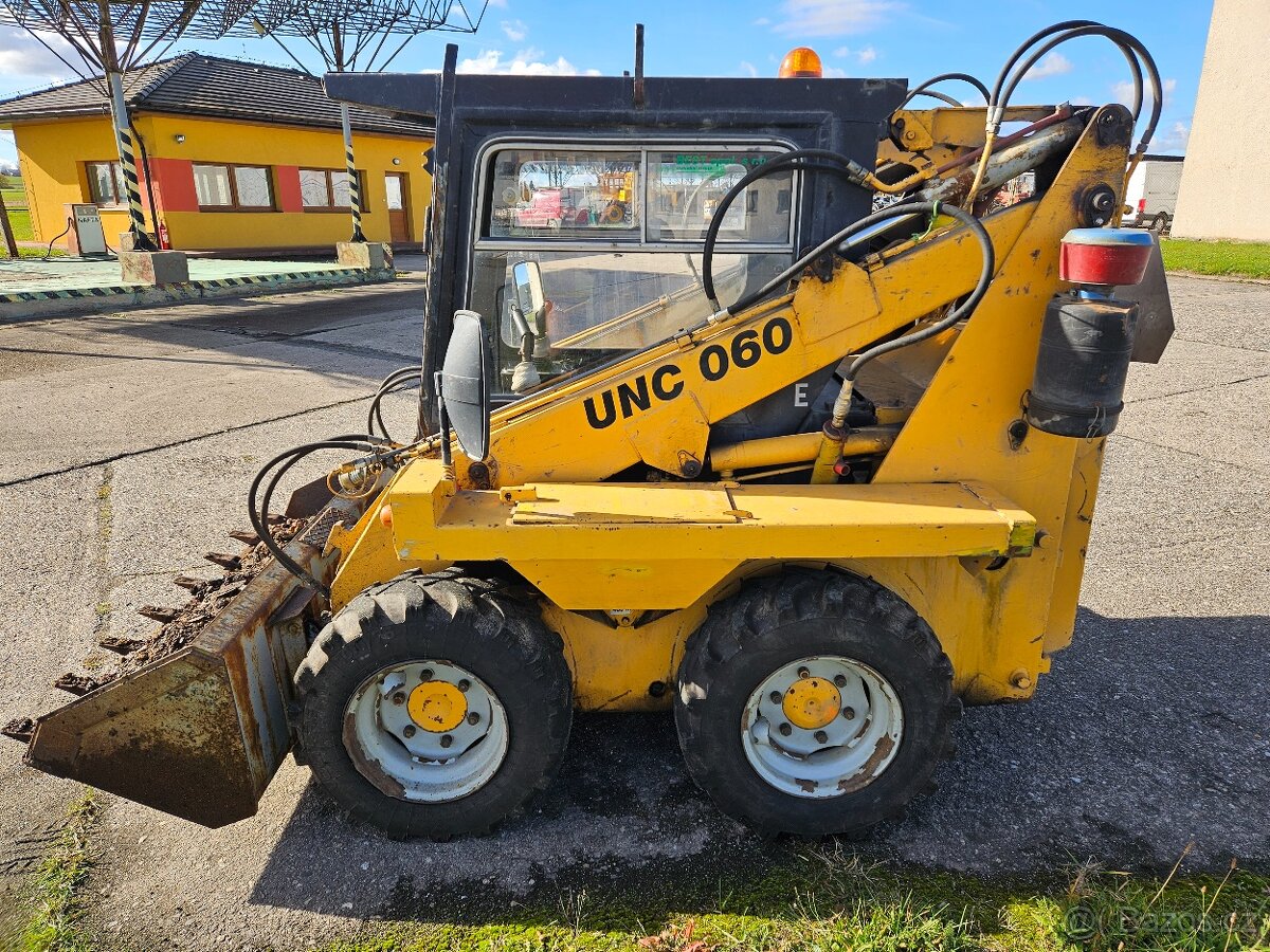 smykový nakladač UNC - 060 z provozu - 4