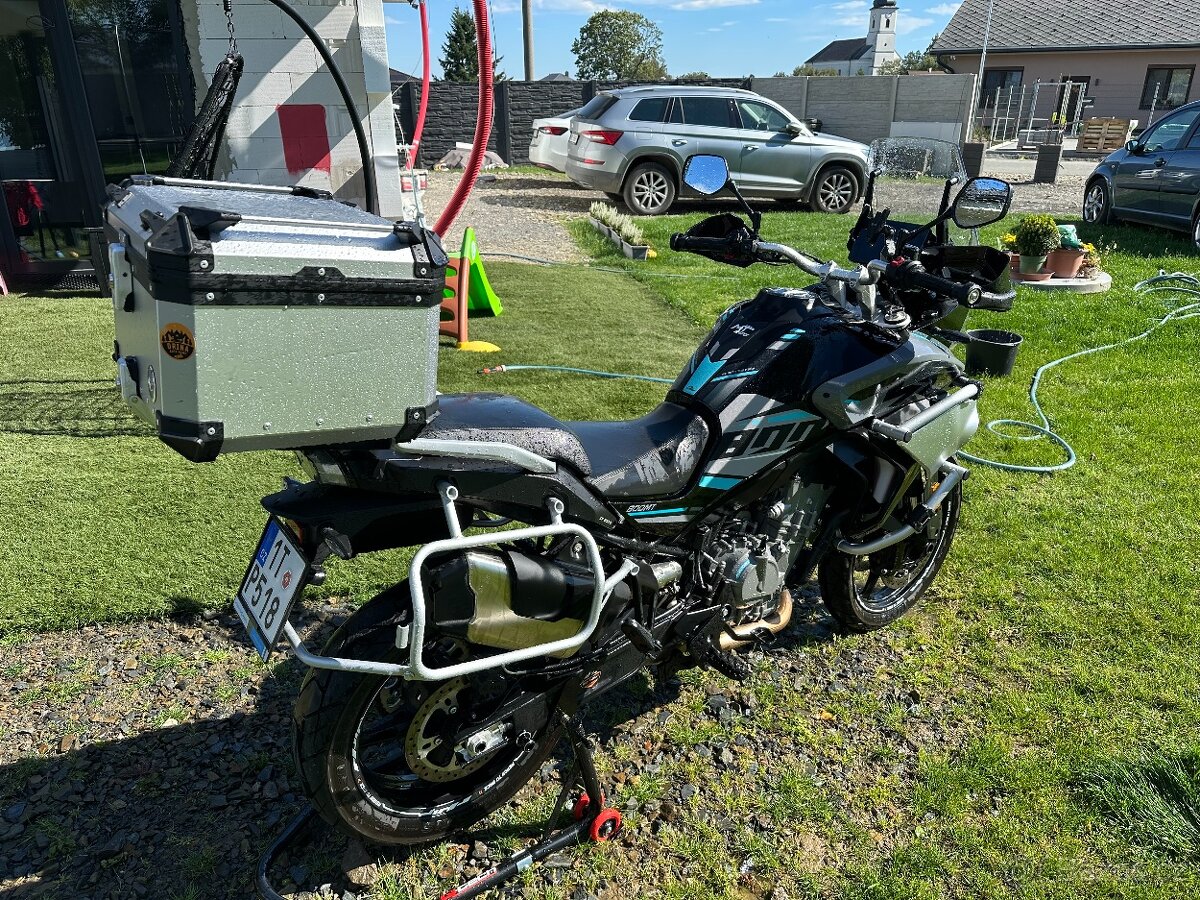 CF Moto 800MT 2025