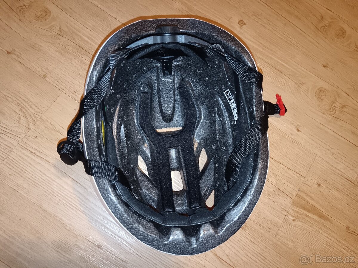 Prodám úplně nová cyklistická helma Met Rivale - 4