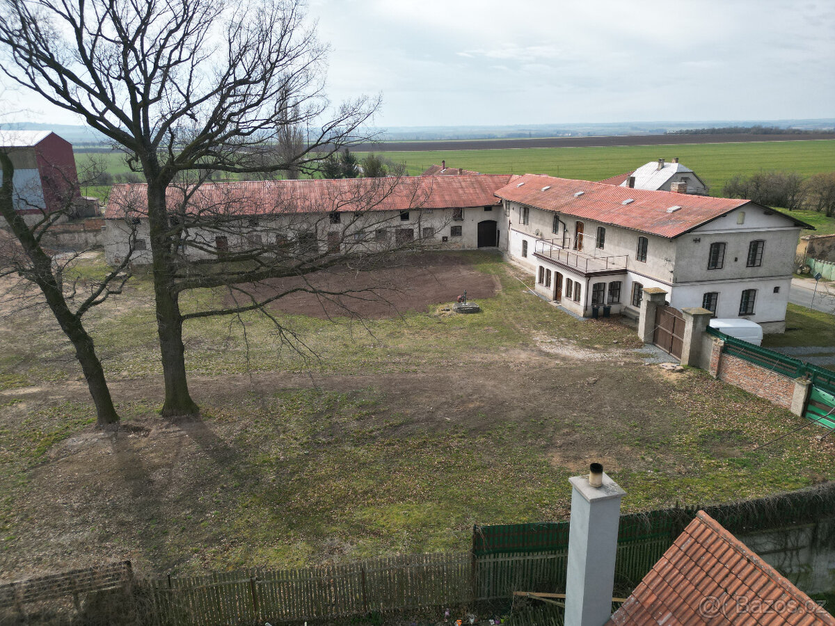 Dům se stavebním pozemkem o výměře 4.945 m2 30min od Prahy - 4