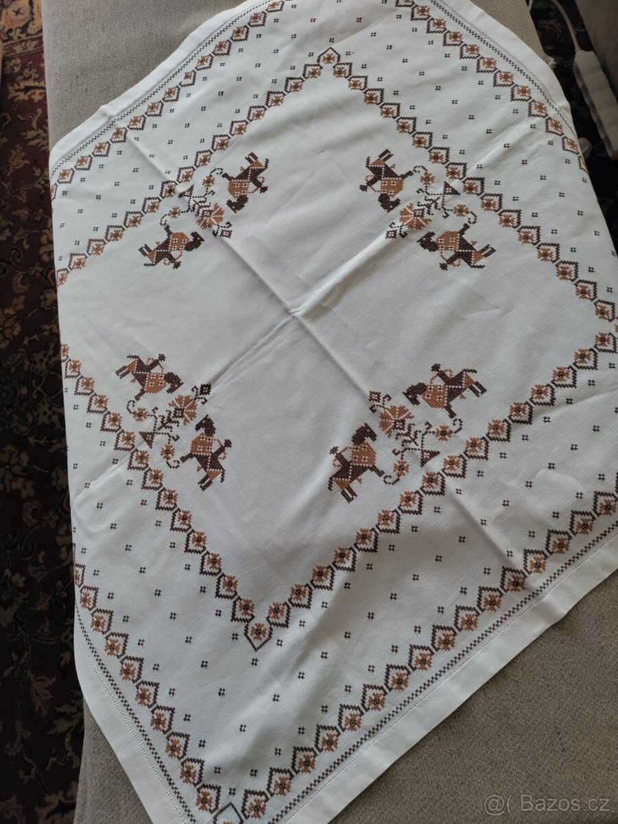 Vyšívaný ubrus s koníky - 4