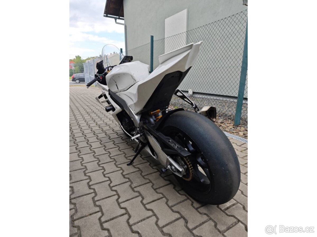 Aprilia RSV4 1100 Factory - 4