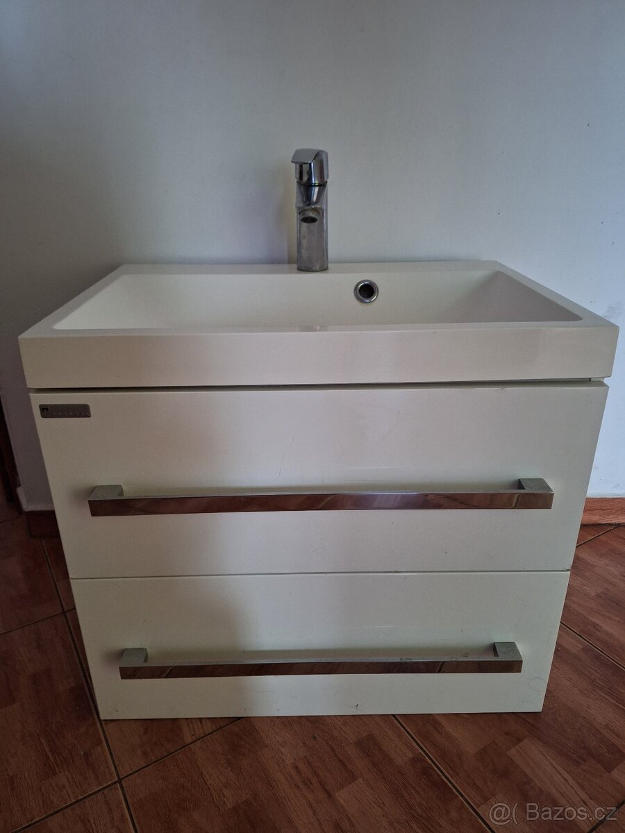 Koupelnová závěsná skříň - 4