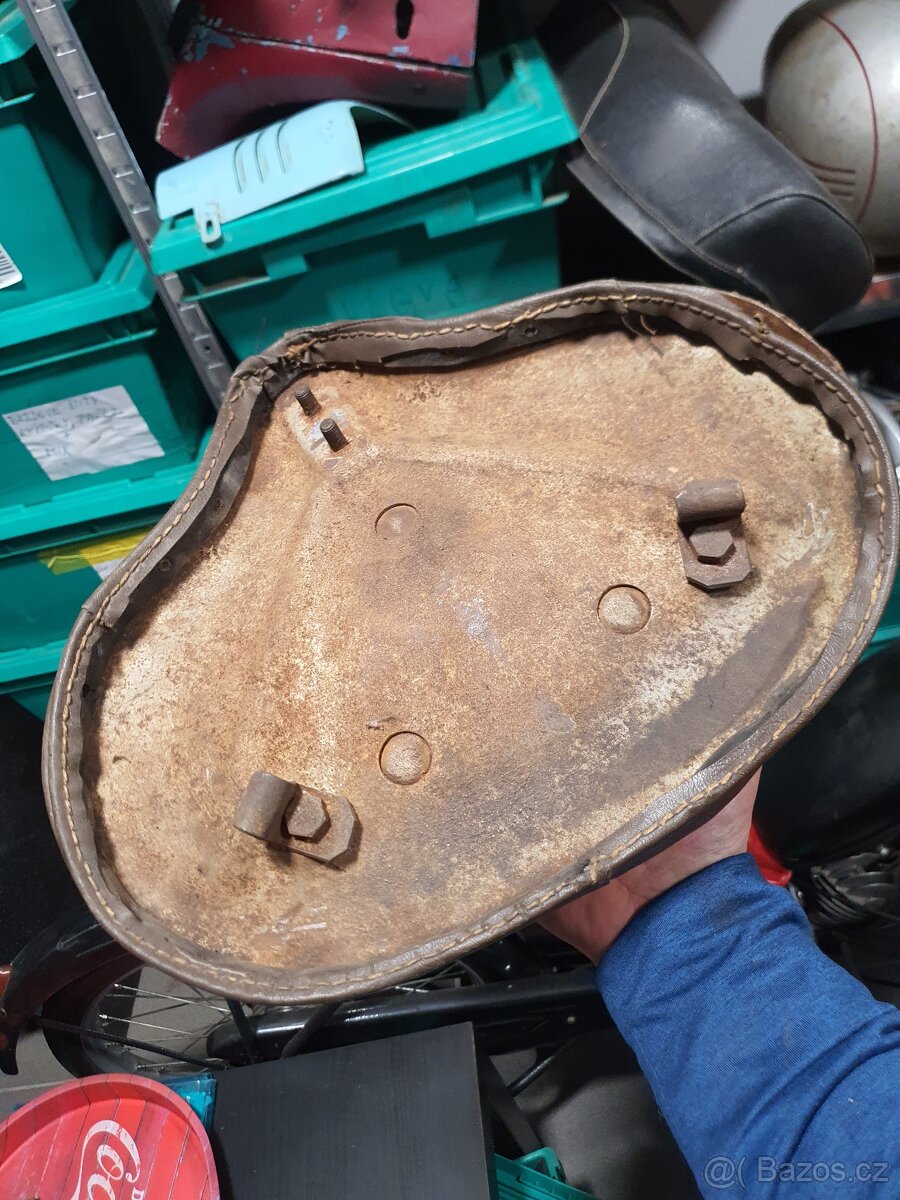 Jawa Pérák sedlo - 4