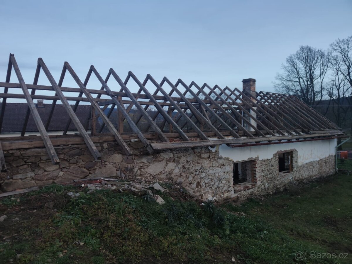 Staré trámy a rozebrání starých střech stodol statků špýchar - 4