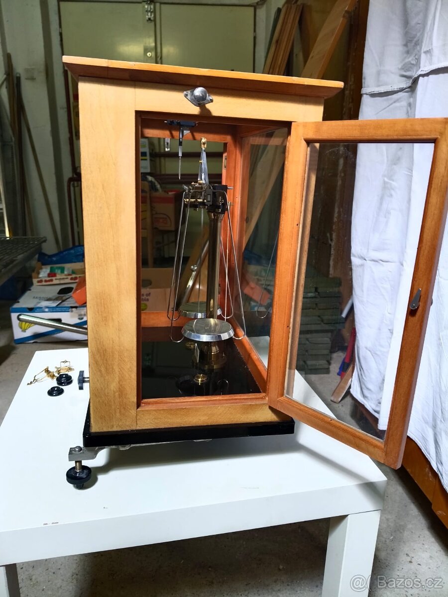 Starožitné laboratorní / lékárnické váhy v prosklené vitríně - 4