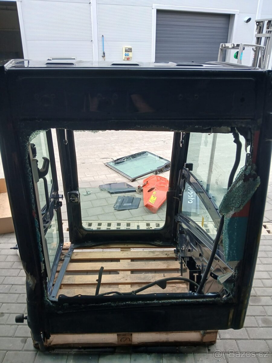 Lehce poškozená kabina bagru Kubota KX060-5 - 4