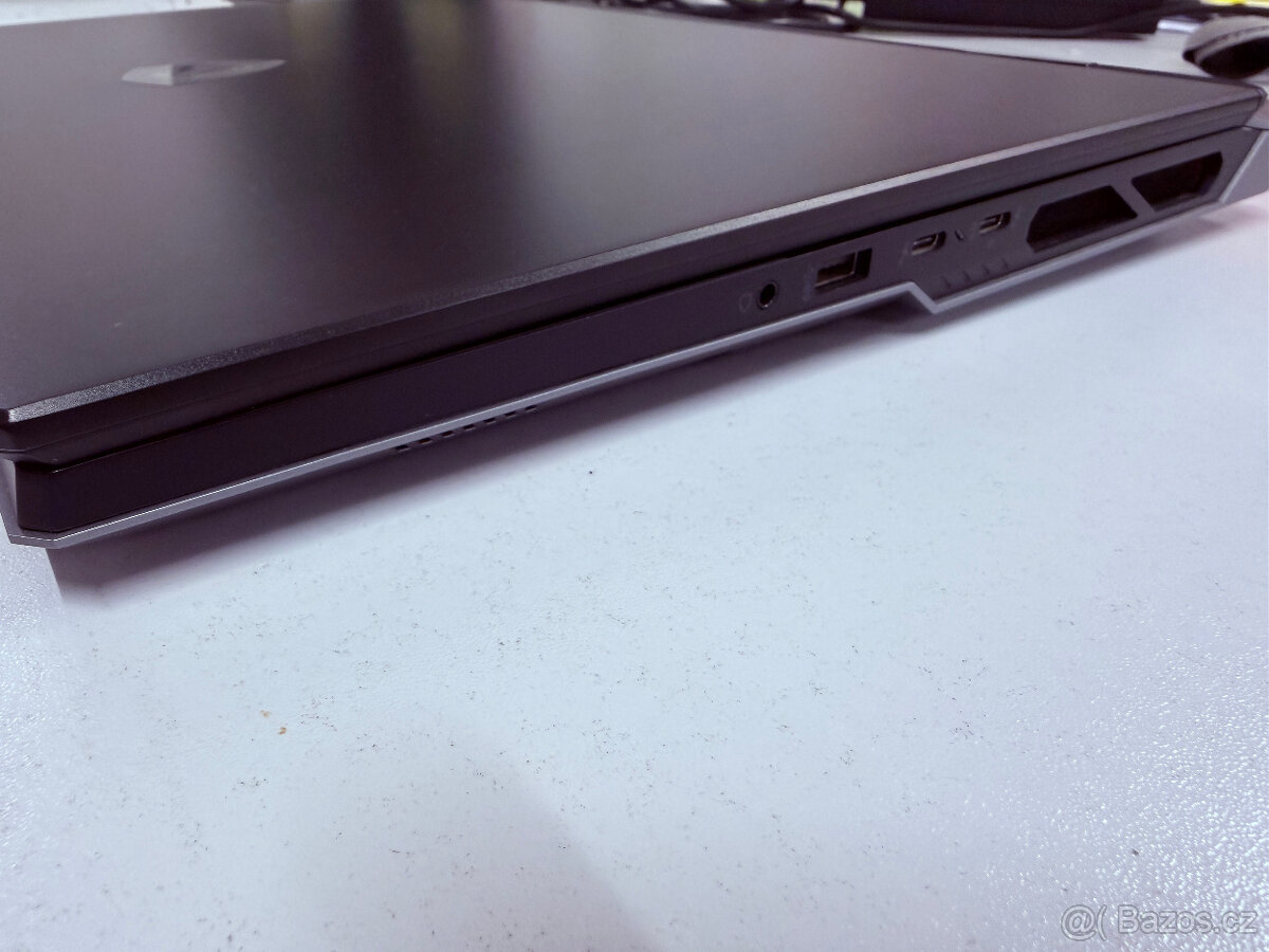 MSI TITAN 18 HX A14VIG - 4